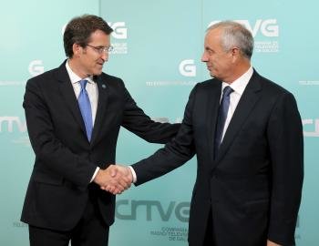Núñez Feijóo y Pachi Vázquez se saludan momentos antes de comenzar el debate.