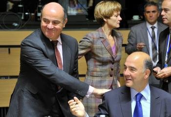 El ministro español de Economía, Luis de Guindos (izda), saluda al ministro francés de finanzas, Pierre Moscovici (dcha)