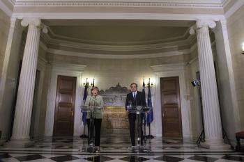  El primer ministro Griego, Andonis Samarás (der), y la canciller alemana, Angela Merkel (izq), dan una rueda de prensa en la sede del gobierno griego de Atenas (Foto: EFE)