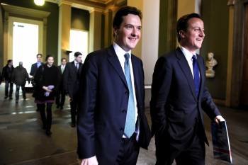 El ministro de Finanzas George Osborne, acompañado por el primer ministro británico David Cameron.
