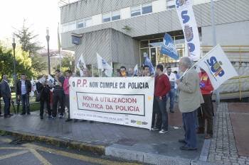 Protesta convocada por los sindicatos y asociaciones de la policía y la Guardia Civil ayer en Ourense. (Foto: MIGUEL ÁNGEL)