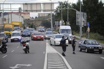 Aspecto que ofrecía ayer la N-120 cuando la Policía Local acordó interrumpir el tráfico en sentido Vigo a media tarde de ayer. (Foto: MARTIÑO PINAL)