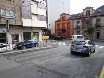 Señalización del desvío colocada en el cruce de las avenidas del Bierzo y Manuel Quiroga. (Foto: 	J.C.)