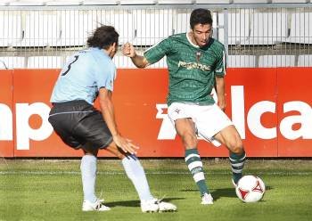 El jugador ourensano Fernando Pumar encara a un defensor del Vilalonga. (Foto: DIARIO DE FERROL)