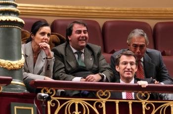 El alcalde de A Coruña, Carlos Negreira, en medio, sonríe tras Feijóo el día de la investidura de Rajoy.