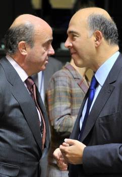 De Guindos, con su homólogo francés, Pierre Moscovici, en la reunión del Ecofín en Bruselas. (Foto: NICOLAS BOUVY)