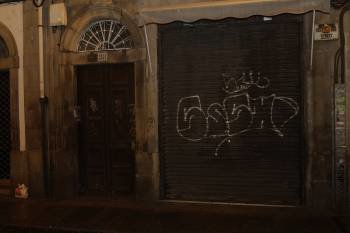 La fachada exterior del número 28 de Santo Domingo, en donde está emplazada la joyería atracada. (Foto: MIGUEL ÁNGEL)