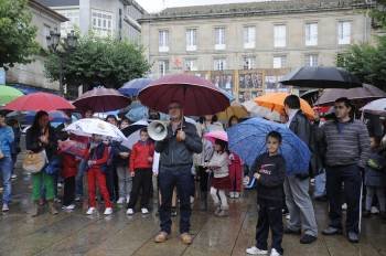 La concentración se desarrolló sin incidentes, en la Praza Mayor de Carballiño. (Foto: MARTIÑO PINAL)