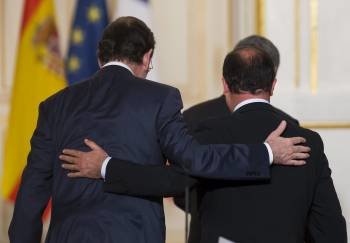 Rajoy y Hollande, al término de la rueda de prensa en el Palacio del Eliseo de París.  (Foto: IAN LANGSDON)