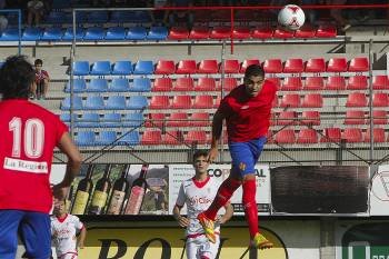 Jona, máximo goleador del Ourense en lo que va de Liga, remata de cabeza ante el Sporting B. (Foto: EMILIO NARANJO)