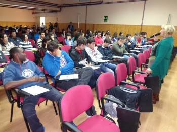 Una ponente habla a los jóvenes reunidos en el salón de actos del Instituto Lauro Olmo. (Foto: J.C.)