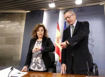 La vicepresidenta del Gobierno, Soraya Sáenz de Santamaría y el ministro de Justicia, Alberto Ruíz-Gallardón. (Foto: C. MOYA)