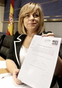 Valenciano muestra la proposición no de ley de reprobación. (Foto: PACO CAMPOS)