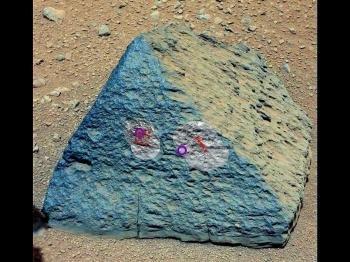 Fotografía de la página web de la NASA que muestra una piedra marciana encontrada por el Curiosity, que se  parece más a algunas volcánicas terrestres que a otras muestras encontradas en dicho planeta hasta la fecha.