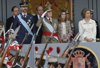  Los reyes Juan Carlos y Sofía, junto a los príncipes de Asturias, durante el desfile militar organizado hoy en Madrid