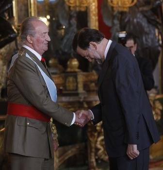  El rey Juan Carlos saluda al presidente del Gobierno, Mariano Rajoy, durante la recepción que ha tenido lugar hoy en el Palacio Real