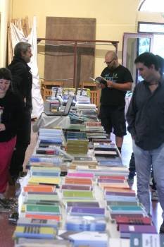 Os libros encheron a Praza de Abastos. (Foto: MARCOS ATRIO)