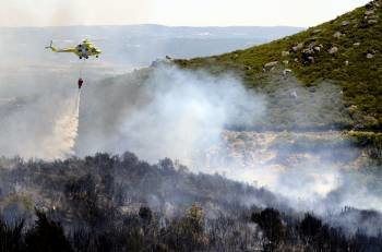 Un helicóptero lanza agua sobre un incendio en Oímbra. (Foto: ARCHIVO)