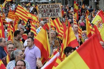 Los manifestantes con banderas catalanas y españolas en Barcelona. (Foto: TONY GARRIGA)