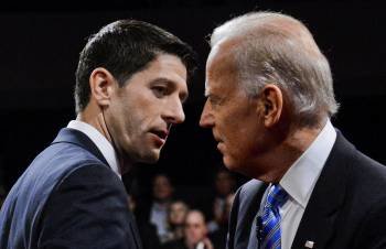 El candidato republicano a la vicepresidencia Paul Ryan (i) mira al candidato demócrata, Joe Biden. (Foto:  REYNOLDS / POOL.)
