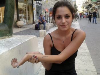 La joven Eli Sagir muestra el brazo tatuado con el número de su abuelo Joseph Diamant. (Foto: A. CÁRDENES)