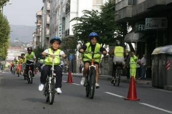 Unos niños se desplazan en bicicleta en una actividad de la última Semana da Mobilidade. (Foto: MARCOS ATRIO)