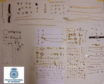 En la imagen, las joyas robadas por tres atracadores el pasado miércoles en la joyería Juysa.  (Foto: MARTIÑO PINAL)