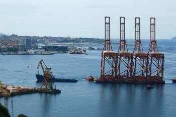 La grúa Super Post Panamax, haciendo su entrada en el puerto vigués. (Foto: VICENTE)