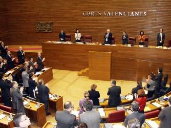 En las Cortes Valencianas los diputados se bajaron el sueldo en 2010 un 15% y anunciaron un 25% para 2012. (Foto: ARCHIVO)