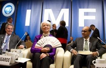 Christine Lagarde, presidenta del FMI, posa con un abanico conmemorativo de la reunión. (Foto: EVERETT KENNEDY BROWN)