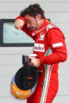 Alonso, ayer nada más terminar la calificación. (Foto: DIEGO AZUBEL)