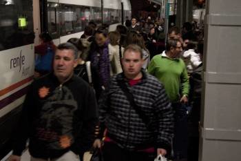 Varios pasajeros subiendo al tren Avant que salió ayer a las 21.12 horas de la estación de Ourense. (Foto: JAINER BARROS)