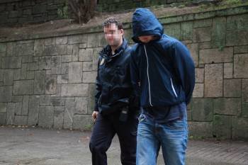 En la imagen, a la derecha, Carlos Eduardo Figueroa antes de entrar ayer en el Pazo de Xustiza. (Foto: JOSÉ PAZ)