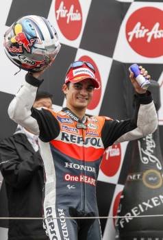 Dani Pedrosa celebra la victoria en la carrera de MotoGP del GP de Japón, en Motegi.