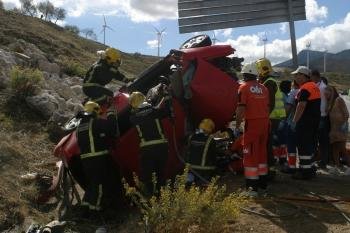 Efectivos del CPB de Málaga actúan en un accidente de tráfico.