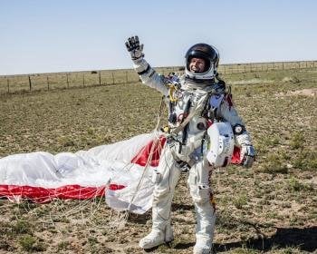 El austríaco batió el récord de altura en caída libre tras lanzarse de un globo a 39.000 metros de altitud sobre Nuevo México