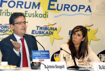  El presidente del PP vasco y candidato a lehendakari, Antonio Basagoiti (i), durante  la conferencia que ofreció hoy en el Fórum Europa