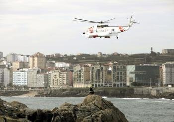 El helicóptero de Salvamento Marítmo sobrevuela la zona de la Casa de los Peces de A Coruña 