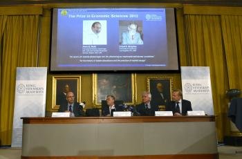  (i-d) Per Krusell, Staffan Normark, Peter Gardenfors y Tore Ellingsen, miembros de la Real Academia de las Ciencias de Suecia, anuncian a los galardonados con el Premio Nobel de Economía de 2012