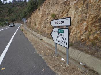 Estado en que se encuentra la carretera OU-636, que comunica A Rúa con Trives. (Foto: J.C.)