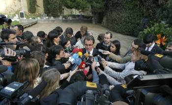 El presidente de la Generalitat, Artur Mas, contesta a preguntas de los periodistas. (Foto: A. DALMAU)