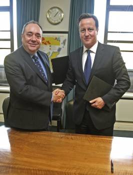 Salmond y Cameron posan para los medios de comunicación tras rubricar el acuerdo. (Foto: GORDON TERRIS)
