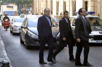 Francisco Javier García de Paredes, a la izquierda, a su llegada a la Audiencia Nacional. (Foto: BAFFYPRESS)