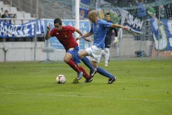 Campillo, central del Ourense, es presionado por Óscar Martínez, delantero ourensano del Real Oviedo. (Foto: JESÚS DÍAZ)