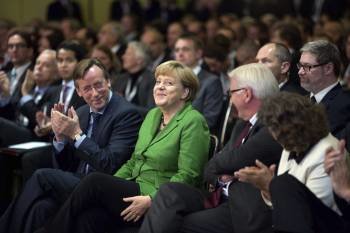 Angela Merkel, aplaudida durante la conferencia de la patronal alemana, en Berlín, Alemania. (Foto: JOERG CARSTENSEN)