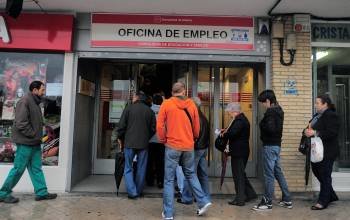 Varias personas hacen cola ante las puertas de una oficina de empleo. (Foto: ARCHIVO)