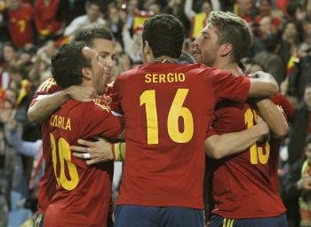 Los internacionales españoles festejan el tanto de Sergio Ramos.