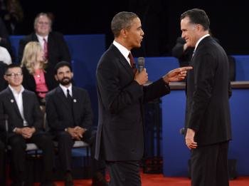 El presidente y candidato demócrata, Barack Obama (i), y el candidato republicano, Mitt Romney, participan el segundo debate presidencial