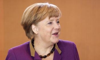  La canciller alemana, Angela Merkel, sonríe antes de la reunión del consejo de ministros alemanes en Berlín