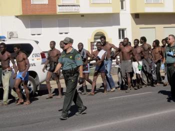 Decenas de inmigrantes tras acceder a Melilla el pasado martes. (Foto: NOELIA RAMOS)